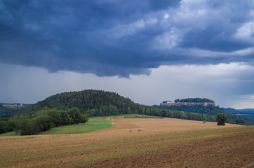 Fototapeta premium Festung Königstein mit Regenwolken