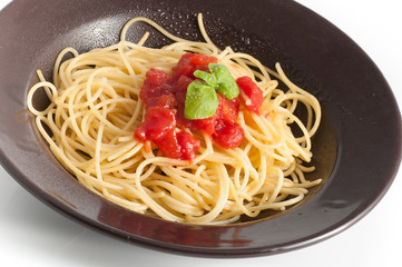 spaghetti with fresh tomato and basil