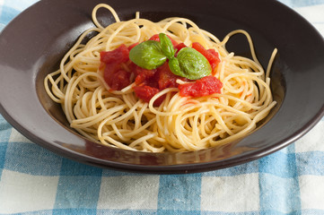 spaghetti with fresh tomato and basil
