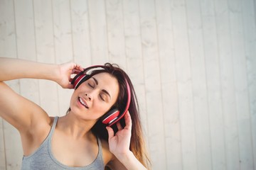 Naklejka premium Pretty hipster listening to music