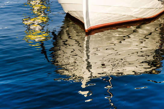 Spiegelung Schiffsbug im Wasser