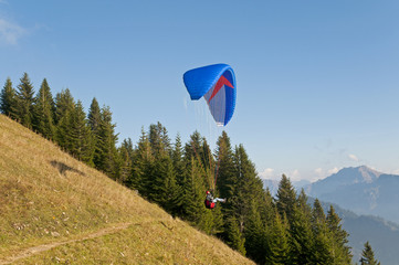 Fototapeta na wymiar Paraglider beim Absprung