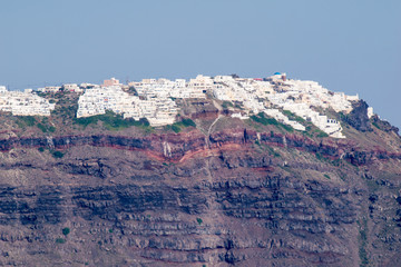 Blick auf Fira und die Steilküste