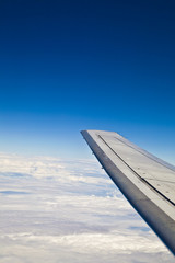 Flugzeugtragfläche über den Wolken