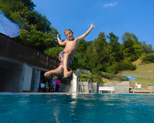 Poolsprung mit Zungenschnalzer