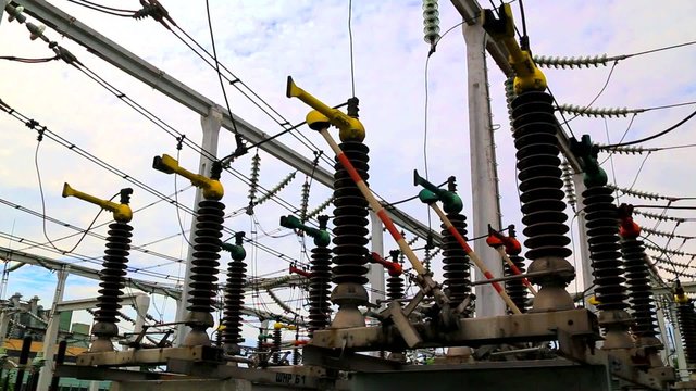 Earthing connector in high voltage electrical switchgear