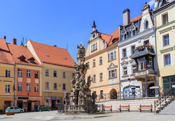 Bystrzyca Kłodzka - Kolumna Trójcy Świętej z 1736 roku na tle zabytkowych kamienic rynku starego miasta © stepmar