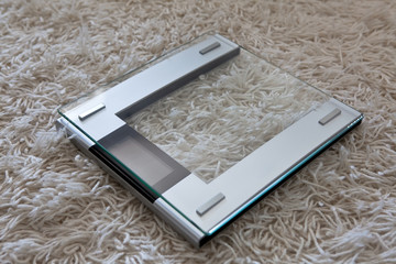 Digitale Waage auf Teppich