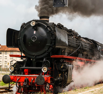 Fototapeta alte Dampflokomotive startet