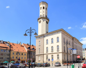 Bystrzyca Kłodzka na Dolnym Śląsku - zabytkowy ratusz na rynku starego miasta wzniesiony w latach 1852-1854 © stepmar