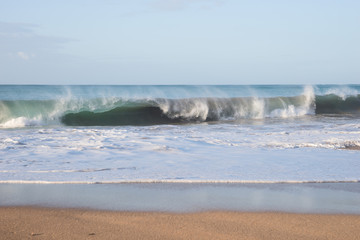 Hohe Wellen vor der Küste