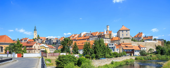 Bystrzyca Kłodzka - widok starego miasta z fragmentem murów miejskich od strony rzeki Bystrzycy - obrazy, fototapety, plakaty