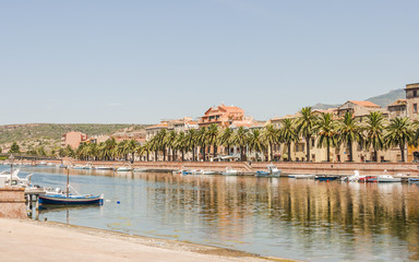 Bosa, Altstadt, Stadt, Fluss, Temo, Temobrücke, Uferpromenade, Fischerboote, Fischer, Ausflugsschiffe, Sommer, Sommerferien, Insel, Mittelmeer, Sardinien, Italien