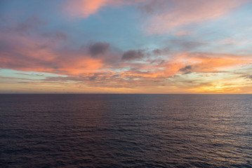 Fototapeta na wymiar sunset at the ocean