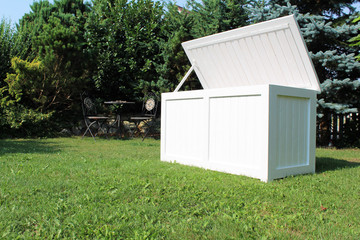 Weiße Aufbewahrungsbox für Gartenmöbelauflagen 