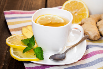 имбирный чай с лимоном в белой чашке