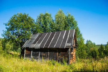старый деревянный дачный домик с треугольной крышеый