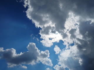 入道雲より空に漏れる日光