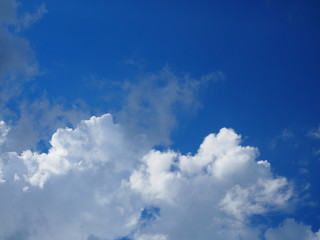 Fototapeta premium Cumulonimbus i cienkie chmury