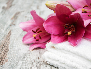 Fototapeta na wymiar Pink lily and towels