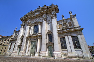 Fototapeta na wymiar cattedrale di San Pietro apostolo in stile romanico a mantova lombardia in italia da visitare