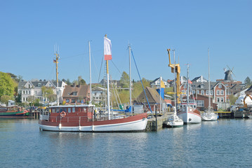 Fototapeta premium Hafen im Ostseebad Laboe im Kreis Plön in Schleswig-Holstein,Kieler Förde,Ostsee,Deutschland