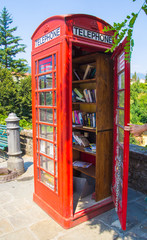 Libreria gratuita dentro una vecchia cabina telefonica rossa