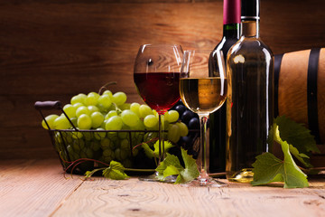 Naklejki  Kieliszki czerwonego i białego wina podawane z winogronami