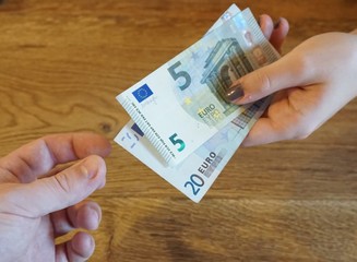 Geldübergabe bezahlen in Euro