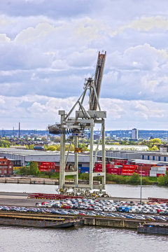 Port crane in Rotterdam, Netherlands, cargo terminals in sea por