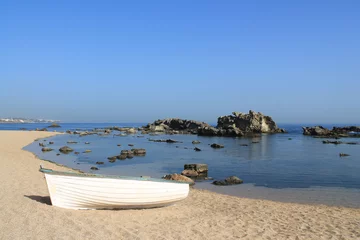 Crédence en verre imprimé Algérie Barque de pêche sur une plage de méditerranée (Alger Est), Algérie