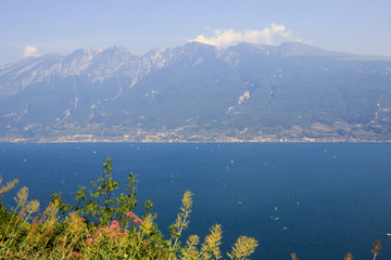 Panoramablick auf Dolomiten und Gardasee in Italien