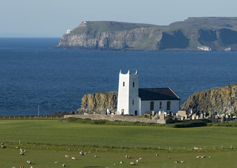 Nordirland Küste mit Kirche
