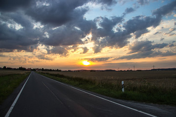 Sonnenuntergang mit Landstraße 