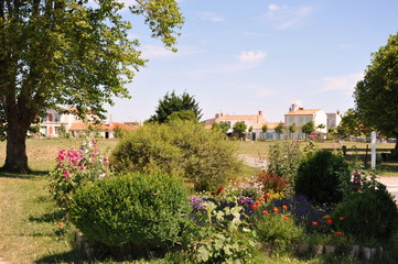 Obraz premium Village fleuri, ile d'Aix
