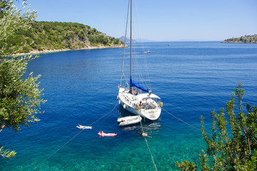 Bateau de plaisance sur la mer translucide transparente la Méditerranée en Grèce