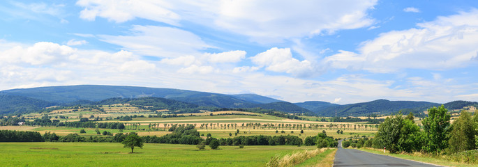 Krajobraz Przedgórza Sudeckiego (Kamienne Góry) na Dolnym Śląsku - okolice Szczepanowa widziane...