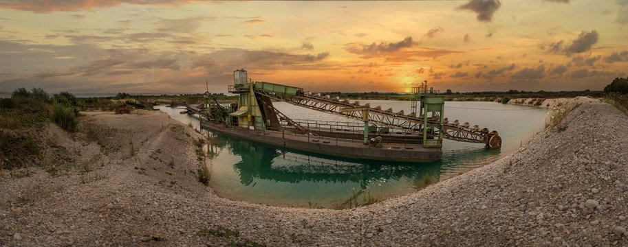 altes Kieswerk vor Sonnenuntergang 