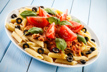 Pasta with meat, tomato sauce and vegetables 