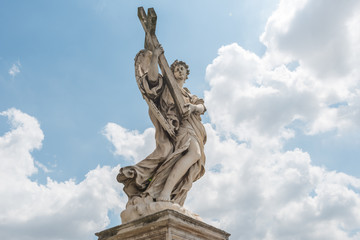 Fototapeta na wymiar Engelsfigur der Engelsbrücke in Rom vor blauem Himmel