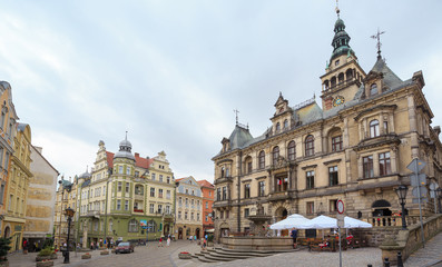Fototapeta na wymiar Kłodzko - rynek starego miasta z ratuszem i fontanną 