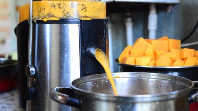 Cooking pumpkin juice in  juicer