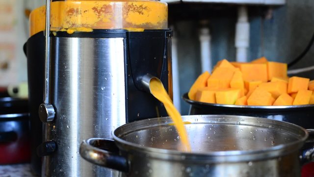 Cooking pumpkin juice in  juicer