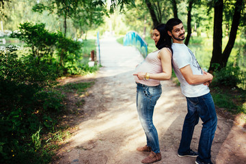 Obraz premium Pregnant woman and her husband relaxing on nature.