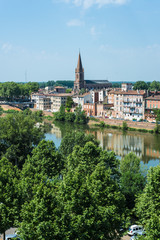 Fototapeta na wymiar Le Tarn river passing through Montauban, France