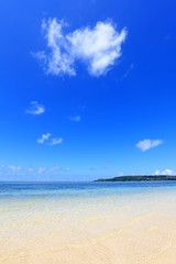 美しい今帰仁のビーチと夏空