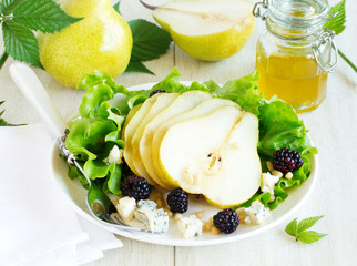 Delicious salad with pears and gorgonzola.