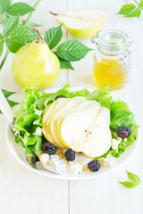 Delicious salad with pears and gorgonzola.