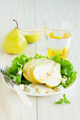 Delicious salad with pears and gorgonzola.