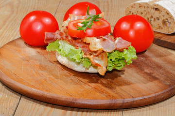 Toast, Toastbrötchen, Bacon,Schinkenspeck, Schinken, Tomaten, Sa